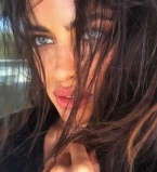 Пляжный соблазн: Ирина Шейк демонстрирует &quot;горячую&quot; фигуру на отдыхе с любимым