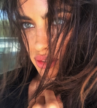 Пляжный соблазн: Ирина Шейк демонстрирует &quot;горячую&quot; фигуру на отдыхе с любимым