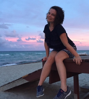 Наташа Королева показала подтянутый живот