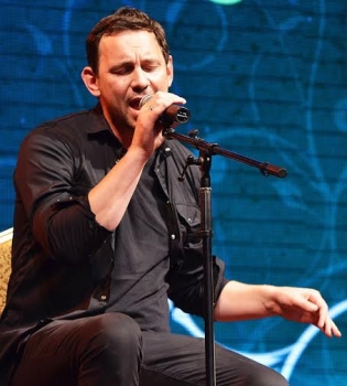 Валерий Харчишин выступил в дуэте с мальчиком, победившим рак