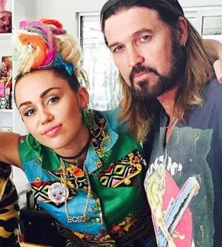 Папина дочь: эпатажная Майли Сайрус устроила вечеринку для отца