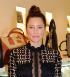 Джессика Бил впервые появилась на публике после родов в компании брата