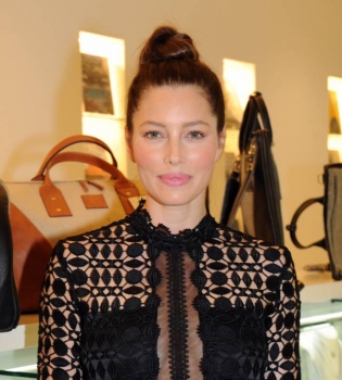 Джессика Бил впервые появилась на публике после родов в компании брата