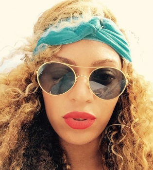 Естественная красота: Бейонсе позирует без макияжа