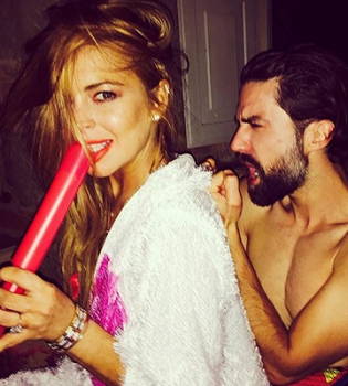 Безумное веселье: Линдсей Лохан разделась и бегала голой на свадьбе друзей