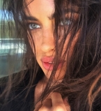 Ирина Шейк перекрасила и обстригла волосы