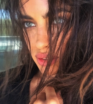 Ирина Шейк перекрасила и обстригла волосы