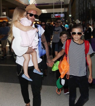 Все в сборе: семейство Бехэмов путешествует вместе