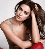 Соблазнительная Ирина Шейк позирует с полуобнаженным мужчиной