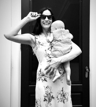 Сама нежность: Лив Тайлер показала полуторагодовалого сына