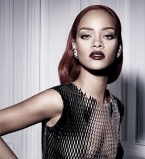 Загадочная Рианна блистает в новой фотосессии Dior