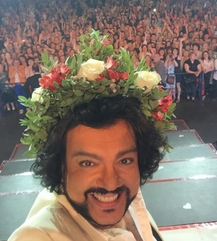 Филипп Киркоров с сыном и дочерью отдыхает на море