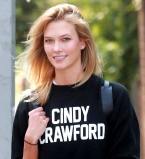 Преданная поклонница: Карли Клосс разгуливает в свитшоте &quot;Синди Кроуфорд&quot;