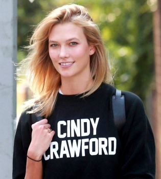 Преданная поклонница: Карли Клосс разгуливает в свитшоте &quot;Синди Кроуфорд&quot;