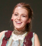 Веселые тренировки: Блейк Лайвли показала забавный снимок с тренером