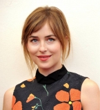 Дакота Джонсон покорила публику элегантным нарядом в Венеции