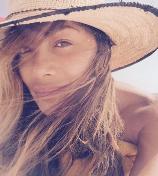 Фотофакт: Николь Шерзингер загорает на пляже топлес