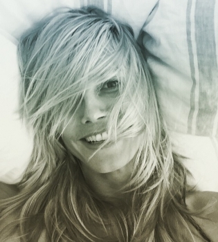 Видео дня: Хайди Клум в бикини веселится с детьми на батуте