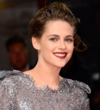 Сама элегантность: Кристен Стюарт покорила публику изысканным нарядом Chanel