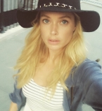 Даутцен Крус демонстрирует отменный casual-стиль на улицах Нью-Йорка