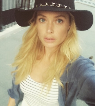 Даутцен Крус демонстрирует отменный casual-стиль на улицах Нью-Йорка