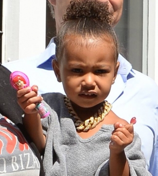 Эмоции на лицо: дочь Ким Кардашьян устроила маме настоящее шоу на улице Нью-Йорка