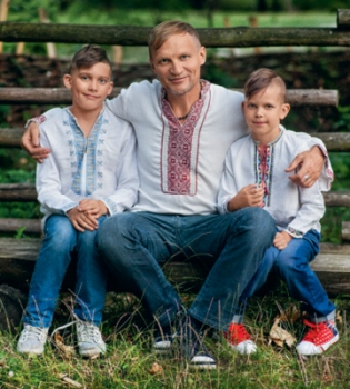 Олег Скрипка с сыновьями