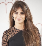 Пенелопа Крус демонстрирует стройную фигуру на фотоколле в Мадриде