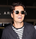 Невозможно устоять: Орландо Блум покоряет ослепительной улыбкой в Лос-Анджелесе