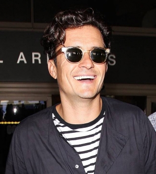 Невозможно устоять: Орландо Блум покоряет ослепительной улыбкой в Лос-Анджелесе