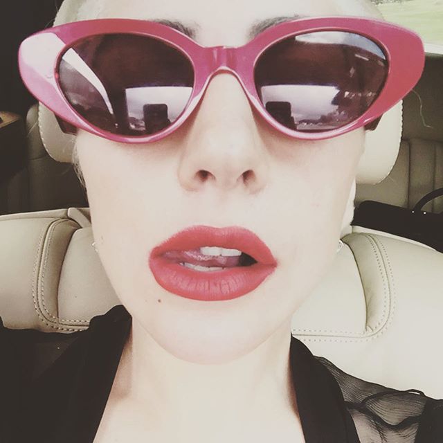 Леди Гага показала оголенные ягодицы у бассейна