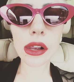 Леди Гага показала оголенные ягодицы у бассейна