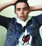 Бруклин Бекхэм позирует с девушкой на обложке глянца