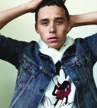 Бруклин Бекхэм позирует с девушкой на обложке глянца