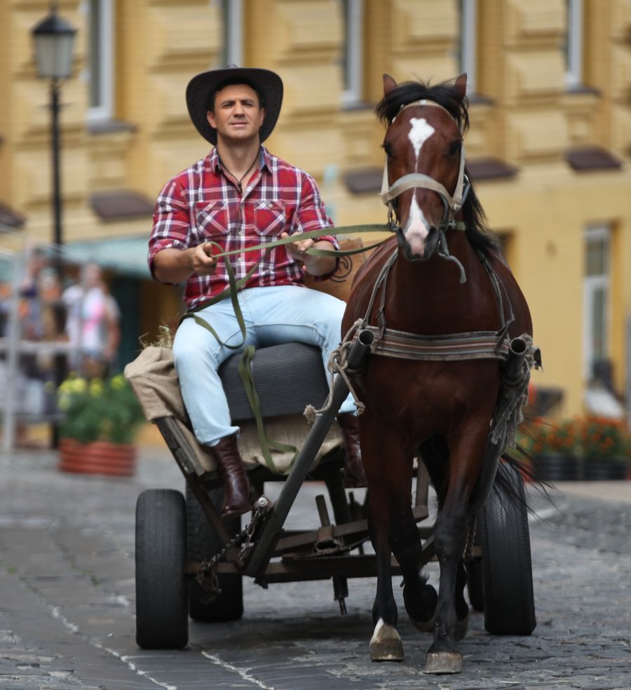Николай Тищенко променял свой комфортный автомобиль на коня с телегой