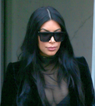 Смело: беременная Ким Кардашьян вышла в свет в прозрачном наряде