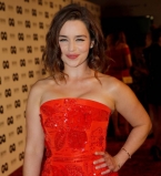 Леди в красном: звезда &quot;Игры престолов&quot; Эмилия Кларк покорила публику соблазнительным нарядом