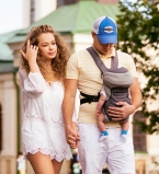 Яна Соломко гуляет в Киеве с мужем и ребенком