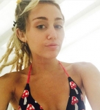 Домашняя эротика: голая Майли Сайрус позирует в ванной