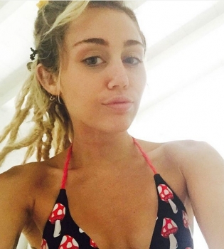 Домашняя эротика: голая Майли Сайрус позирует в ванной