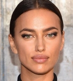 Строго, но сексуально: Ирина Шейк блистает на показе Givenchy