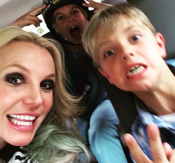 Безудержное веселье: Бритни Спирс станцевала с сыном в машине
