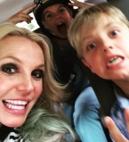 Безудержное веселье: Бритни Спирс станцевала с сыном в машине