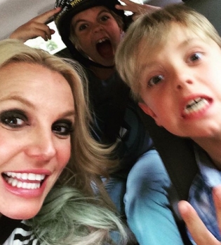 Безудержное веселье: Бритни Спирс станцевала с сыном в машине