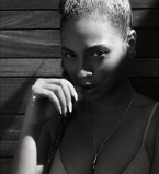 Соблазн от Бейонсе: певица снялась в сексуальной фотосессии в воде