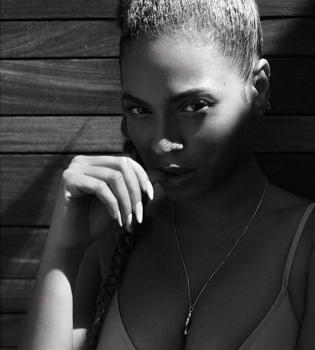 Соблазн от Бейонсе: певица снялась в сексуальной фотосессии в воде