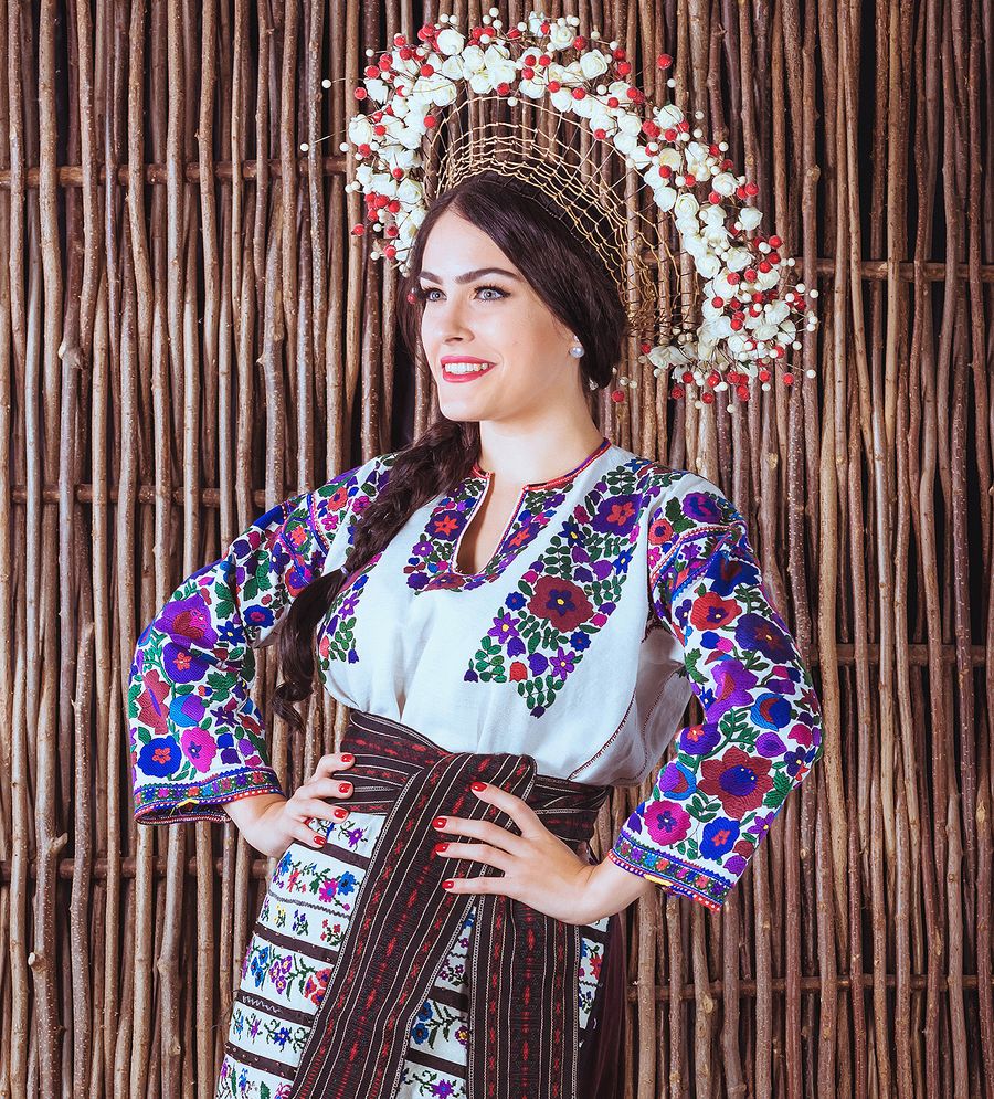 Маша Собко в украинском народном костюме