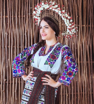 Маша Собко в украинском народном костюме