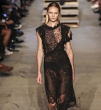 Звездопад на подиуме: супермодель Кэндис Свеинпол упала на показе