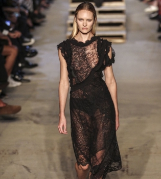 Звездопад на подиуме: супермодель Кэндис Свеинпол упала на показе